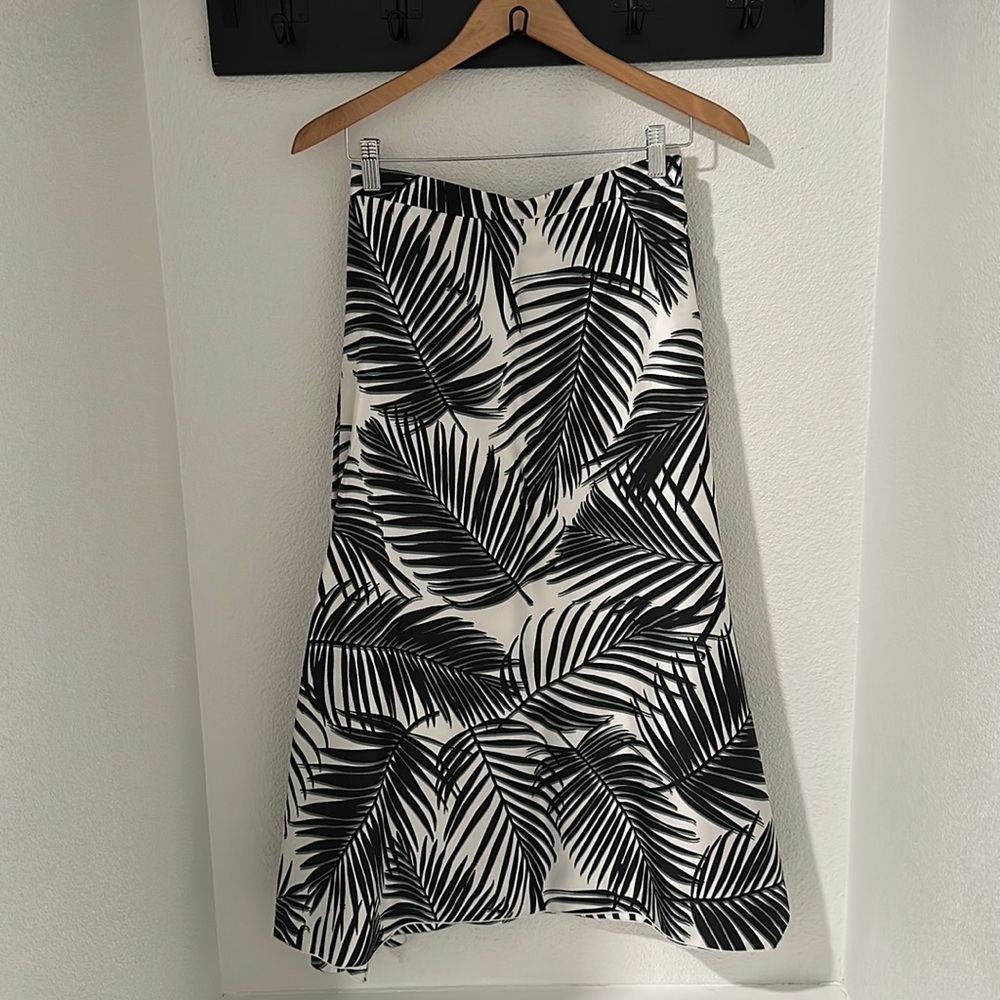 Boss skirt, size 4, mid length, NWT